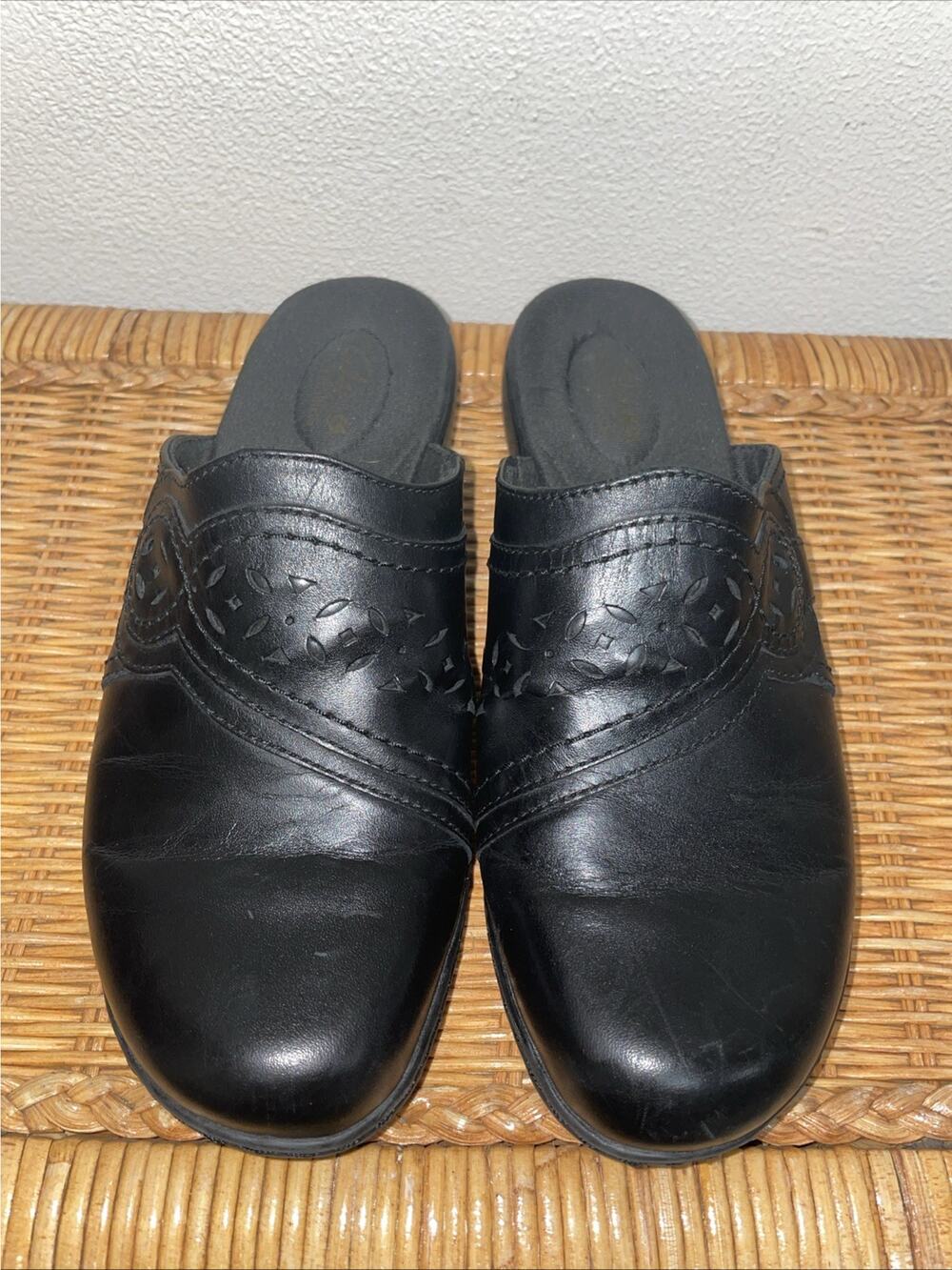 Women’s Clarks Bendables Black Leather Studs Cutouts Mules 9M Casual Dressy